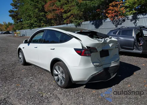 2024 Tesla Model Y Long Range Dual Motor All-Wheel Drive z USA, uszkodzony, nr VIN 7SAYGDEE3RF007794